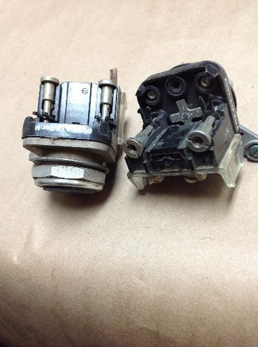 Allen Bradley Lot Of 2 800T-A7P Ser:N Blue Flush Mount Pushbuttons USNP (B78)